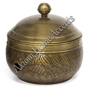 Olla de manguera de jardín de cobre martillado con tapa elegante y resistente a la intemperie para almacenamiento de manguera al aire libre por Axiom Home Accents - Product Image 3