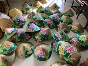 Chapeau en feuilles de palmier vietnamien fait main, design conique classique, chapeau de soleil naturel pour les voyages, l'extérieur et la décoration - Product Image 4