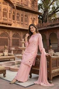 Ensemble prêt-à-porter de créateur pour soirée, broderie et travail de perles, haut en soie romaine avec pantalon palazzo et dupatta, entièrement cousu. - Product Image 4