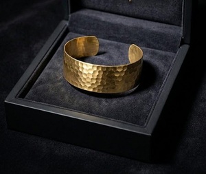Brazalete Ancho de Metal Chapado en Oro con Acabado Texturizado Rugoso y Bordes Irregulares para el Día de Acción de Gracias por F S International - Product Image 4