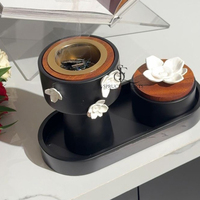 Boîte à encens moderne en métal noir mat et bois avec plateau et accents floraux blancs. Finition par peinture en poudre pour la décoration intérieure