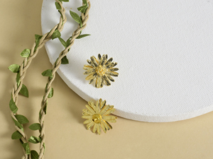 Pendientes de botón florales de latón chapado en oro de 18 quilates Golden Daisy Bloom para mujer, joyería de lujo para fiestas - Product Image 4