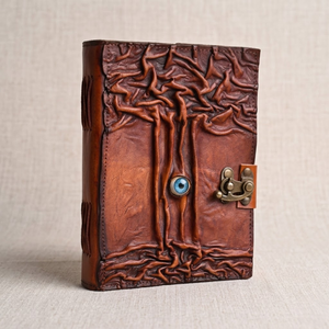 Diario de Cuero Hecho a Mano con Diseño de Árbol Hocus Pocus |   Cuaderno de Escritura con Cierre de Candado Vintage |   Diario Premium |   Libro de Regalos de Tendencia 2026 - Product Image 1