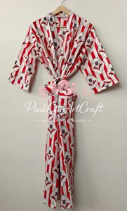 ชุดกิโมโนผ้าฝ้ายลายดอกไม้สีแดงพิมพ์ลายด้วยมือ คอวี มีเชือกผูก เสื้อคลุมยาวน้ำหนักเบา ชุดนอนสไตล์ชาวเขียวปุรี - Product Image 4
