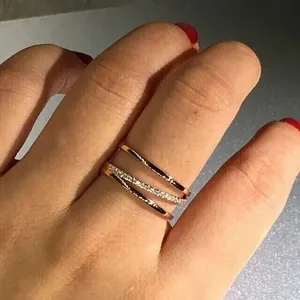 Anillo de compromiso para mujer con diamante simulado de corte redondo de 2 quilates, chapado en oro amarillo de 14 quilates - Product Image 2
