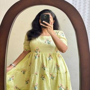 VASTRA COTTAGE Kurti de Algodón Chanderi para Mujer, Bordado Floral Tradicional, para Fiesta o Boda, con Cuello Único y Patrón de Mangas Elegante - Product Image 5