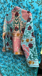 Vente en gros de cardigan en coton brodé de fleurs bohèmes, manches longues, coupe ample avec poches, fait main, lavable, à porter toute l'année - Product Image 4