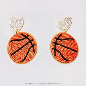 Pendientes de flores con cuentas de baloncesto hechos a mano, joyería deportiva para el día del juego, Pendientes colgantes de cuentas de semillas multicolores, regalo para fanáticos Unisex - Product Image 1