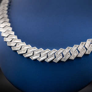 สร้อยคอเงินแท้ 925 สำหรับผู้ชาย แบบ Cuban Chain ประดับเพชรทรง Baguette และทรงกลมเจียระไนแบบ Brilliant Cut ด้วยเทคนิค Channel Setting สไตล์ฮิปฮอป พร้อมตัวล็อกแบบกล่อง - Product Image 2