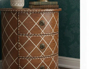 Table de chevet ronde traditionnelle en bois avec incrustations blanches, 3 tiroirs, style antique, meubles de chambre à coucher faits à la main - Product Image 5