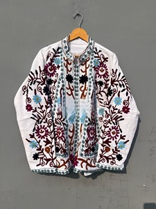 Veste en coton blanc artisanale de qualité supérieure, inspirée des broderies florales traditionnelles indiennes Suzani, manches longues, manteau long d'hiver - Product Image 3