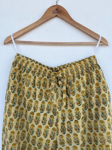 Ensemble de pyjama pour femmes en coton à imprimé floral fait main avec chemise à manches longues boutonnée, bordure contrastée et pantalon à cordon élastique - Product Image 6