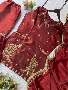 ชุดสาหรี่คามีซดีไซน์เนอร์สุดหรูแบบสามชิ้น พร้อมงานปักกระจกและเลื่อมแท้ ผ้าไหมทันสมัย - Product Image 6