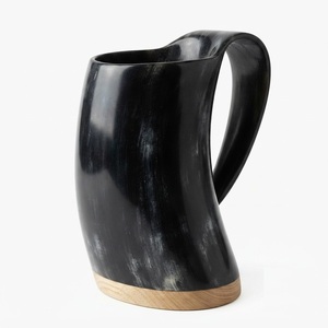 Chope à bière en corne de buffle naturelle, style viking, faite à la main, avec base en bois, pour décoration de bar, à prix avantageux. - Product Image 1