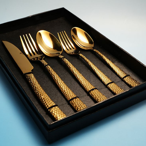 Magnifiques ensembles de couverts dorés modernes avec des poignées texturées de qualité supérieure, finition martelée, disponibles à prix de gros. - Product Image 1