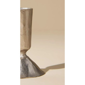 Par de candelabros de oro y plata martillados con bases de pedestal texturizadas de forma redonda para decoración del hogar y bodas. - Product Image 6