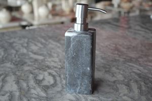 Distributeur de savon en marbre gris - Product Image 3