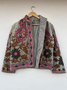 Chaqueta estilo vintage Suzani, chaqueta de invierno hecha a mano con bordado floral Suzani, chaqueta de terciopelo bohemia de invierno. - Product Image 2