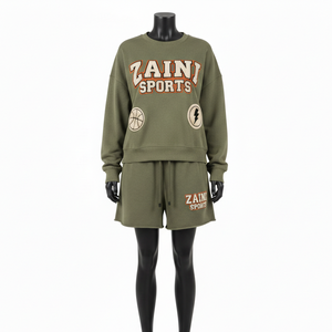 Conjunto deportivo corto para mujer, premium, 320 GSM, algodón y poliéster, color verde oliva, con paneles geométricos con parches y logo de chenilla. Conjuntos para mujer. - Product Image 4
