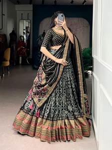 Lehenga Choli au design inoubliable, richement texturé en soie Taser, rehaussé d'un travail de broderie scintillant emblématique pour un look festif intemporel. - Product Image 4