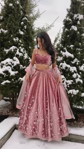 Ensemble de lehenga rose clair en satin japonais, orné de paillettes et de broderies Zari faites à la main - Product Image 2