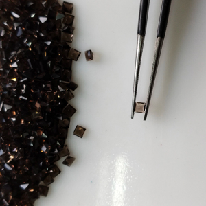 ควอตซ์สโมคกี้ธรรมชาติ 2.5 มม. ทรงสี่เหลี่ยมเจ้าหญิงคัท คุณภาพดีที่สุด พลอยเม็ดเดี่ยวสำหรับทำเครื่องประดับและสร้อยคอ - Product Image 4