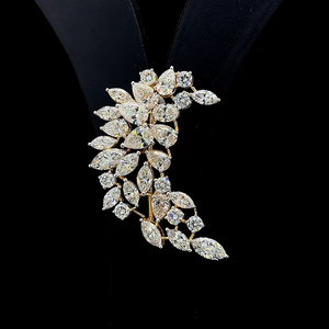 Broche de manteau élégante en or avec feuille florale et pierres brillantes rondes taille marquise, accessoire de mode cérémoniel - Product Image 5