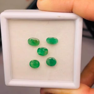 Esmeralda natural de corte ovalado, lote de 5 piedras preciosas de buena calidad con un brillo excelente y un bonito color verde, pulido perfecto para elaboración. - Product Image 6