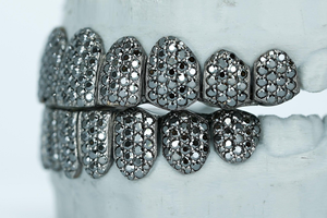 Diamante negro personalizado Grillz dientes corte redondo Mossanite Grillz panal Vvs Moissanite 925 dientes de plata esterlina Grillz joyería - Product Image 2