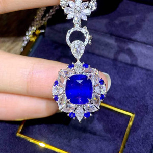 Bague de luxe en saphir bleu royal naturel du Sri Lanka de 3,78 carats, or 18 carats avec 34 diamants et 8 saphirs d'appoint, bijoux fins - Product Image 2