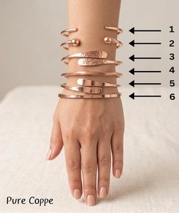 Bracelets magnétiques modernes martelés en laiton plaqué or cuivre pur à 99,99 % pour la vente en gros de bijoux artisanaux en métal – Idéal pour la Fête des Mères - Product Image 4