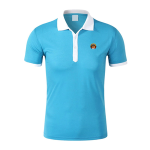 Chemise décontractée pour homme en coton tricoté respirant, bleu uni, à manches courtes, avec logo brodé, col et poignets blancs, ourlet inférieur. - Product Image 1