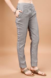 Elegante Conjunto de Kurta de Fiesta Moderno en Seda Chanderi Gris con Intrincado Bordado Schiffli Chikankari y Delicadas Cuentas y Piedras - Product Image 6