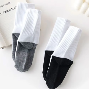 Chaussettes mi-mollet en coton de haute qualité pour femmes, broderie motif points de velours sur une demi-face, antidérapantes, tendance sportive - Product Image 3