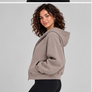 Sweat à capuche zippé beige pour femme, avec petit logo personnalisé, en molleton court, coupe épaules tombantes, style streetwear, meilleures ventes - Product Image 3