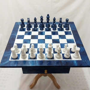 Table d'échecs contemporaine en résine avec base en bois, ensemble d'échecs décoratif de luxe, écologique pour la décoration intérieure - Product Image 4