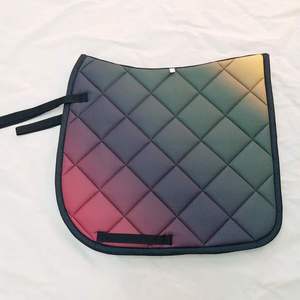 Almohadilla de Silla de Montar de Alta Calidad, Personalizada, Ecológica, de Algodón Satinado, Transpirable, con Color Personalizado, Estilo Clásico de Salto, Sublimada - Product Image 1