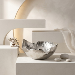 Bol décoratif en métal sculpté à la main, grand centre de table irrégulier de luxe moderne pour la décoration du salon et de la salle à manger - Product Image 3