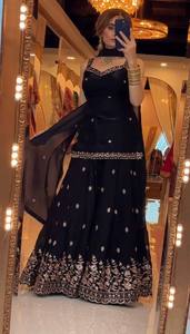 Ensemble Sharara noir avec dupatta pour femme – Tenue ethnique de créateur pour mariage et soirée, richement brodée et ornée de sequins - Product Image 3