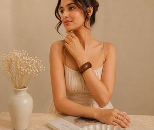 กำไลไม้ทำมือทนทานระดับพรีเมียมจาก F.S. International ตกแต่งด้วยโลหะคุณภาพสูง ดีไซน์ทันสมัย หนาแน่น เหมาะสำหรับตกแต่งบ้านหรือใช้ในพิธีทางศาสนา - Product Image 4