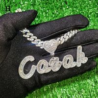 Collier de luxe personnalisé avec pendentif lettre cursive serti de diamants baguette, plaque nominative avec fermoir cœur, chaîne maille cubaine, bijoux Hip Hop Fa