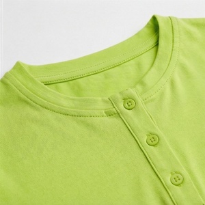Conjunto Deportivo de Punto de 2 Piezas para Mujer, Top de Manga Larga con Botones y Pantalones Cortos Geométricos Verdes, Estilo Casual para Primavera/Verano - Product Image 4
