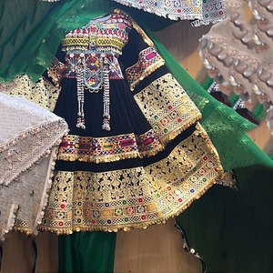 Un vestido tradicional estilo frock con bordados a mano de estilo antiguo y artesanía en seda, con el último diseño y la mejor calidad. - Product Image 4
