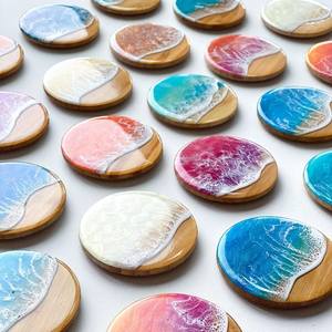 Sous-verres ronds en bois naturel et artistique avec incrustation de résine rose et turquoise, sets de table modernes faits à la main - Product Image 3