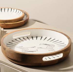 Plateau de service rond en bois émaillé fait main avec logo et taille personnalisés pour les fêtes, les bars et les restaurants - Style américain - Product Image 4