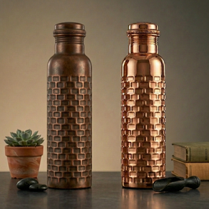 Bouteille en cuivre texturée effet brique double finition de qualité supérieure – Vaisselle de voyage portable au design traditionnel - Product Image 1