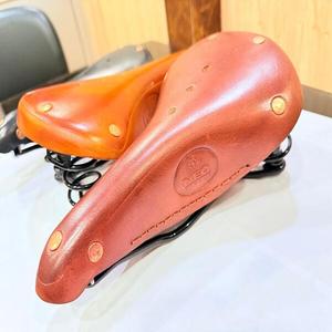 Selle de vélo style cuir avec rivets noirs, double rail en acier, coussin confortable, siège de vélo léger pour vélos de route - Product Image 1