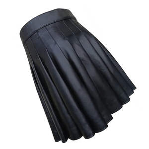 Kilt de Cuero Moderno y Utilitario para Hombre en Negro con Cierres de Hebilla Ajustables y Diseño Multibolsillos - Product Image 2