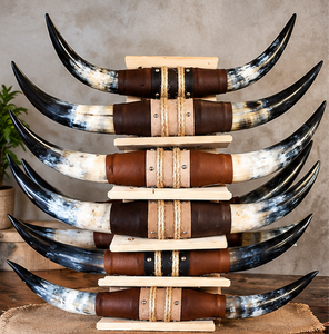 Décoration murale rustique artisanale en corne de bœuf naturelle, paire de cornes de Longhorn avec enveloppe en cuir et support en bois - Product Image 6
