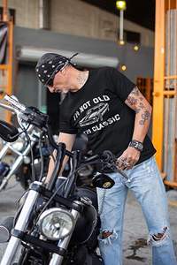 T-shirt « Je ne suis pas vieux, je suis classique » avec motif de voiture amusant, t-shirts vintage rétro pour hommes - Product Image 3